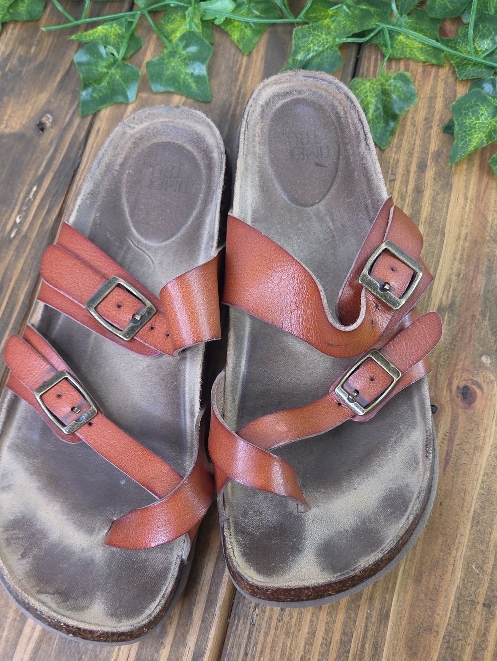 Time & Tru. Leather Flip Flop Sandal. Size 8 - Picture 5 of 7